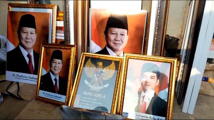 Jelang Pelantikan, Foto Prabowo-Gibran Ramai Diserbu Pembeli di Bekasi
