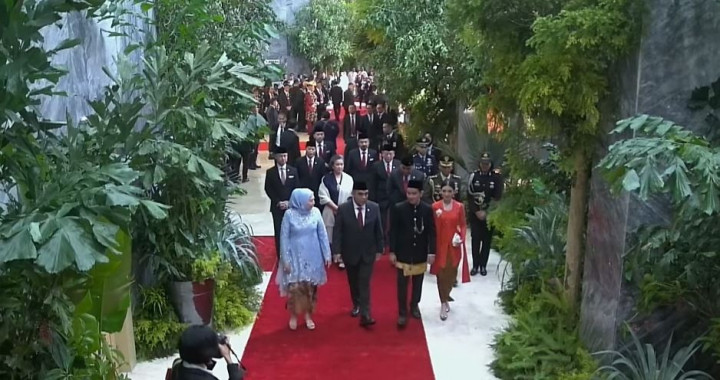 Pakai Beskap Betawi, Gibran Tiba di Gedung MPR untuk Dilantik Jadi Wakil Presiden