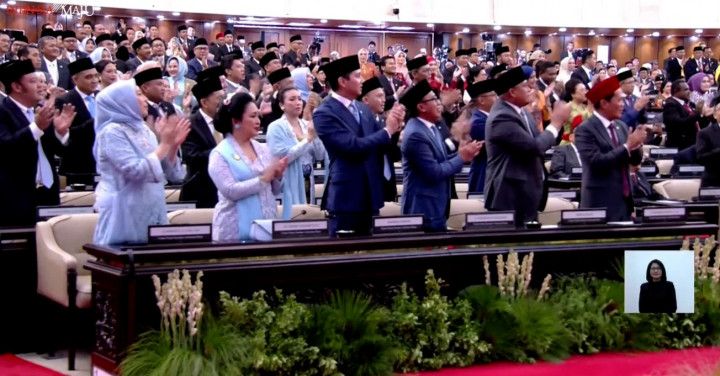 Momen Standing Ovation Terima Kasih Pak Jokowi-Ma'ruf di Pelantikan Prabowo