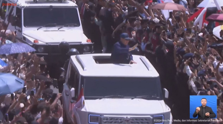 Usai Dilantik, Prabowo - Gibran Sapa Warga dari Mobil Menuju Istana