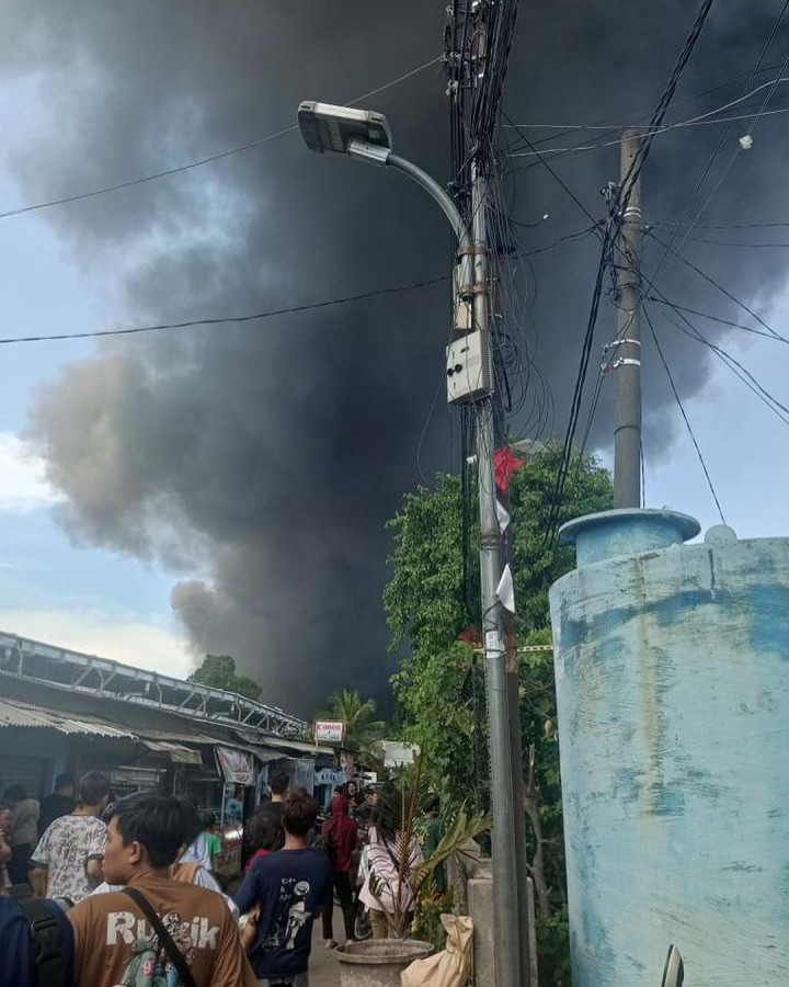 Habis Dilalap Api! Kebakaran Hebat Melanda Pabrik di Kawasan Jatake