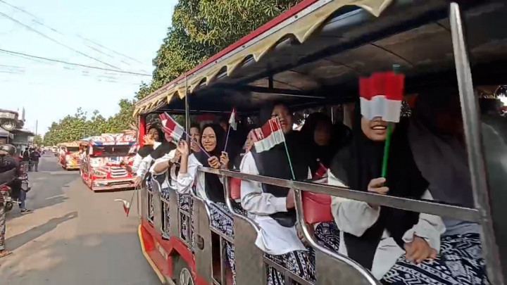 Meriahkan Hari Santri Nasional, Ribuan Santri Pawai Keliling Kota Kaliwingi