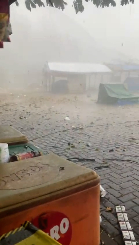 Hujan Deras dan Angin Kencang, Atap Stadion Wibawa Mukti Terhempas