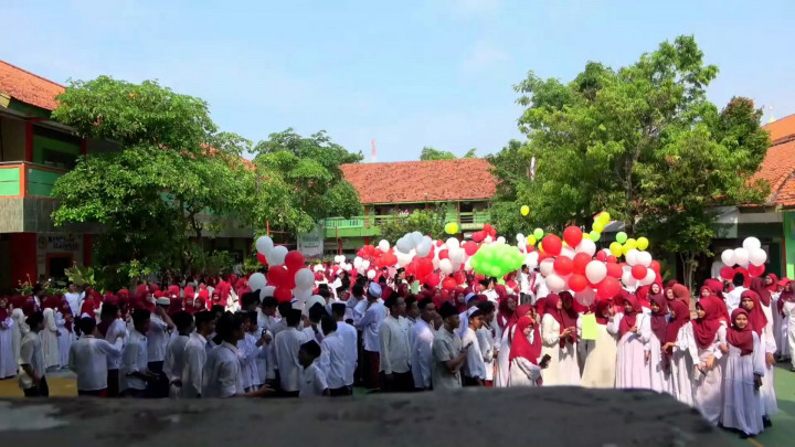 Unik! Ribuan Siswa di Lamongan Terbangkan Balon Harapan untuk Pemerintahan Baru