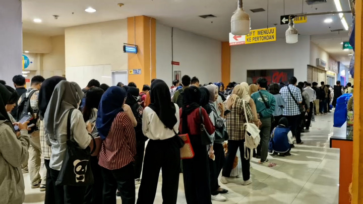 Susah Cari Kerja! Ribuan Pencari Kerja Rela Antre Panjang di Bursa Job Fair