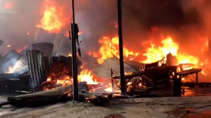 Diduga Korsleting Listrik, Belasan Lapak Barang Bekas Habis Dilalap Si Jago Merah