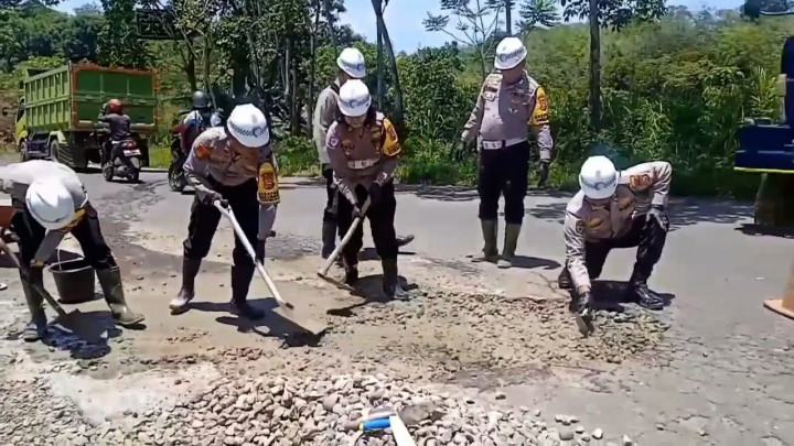 Rawan Laka Lantas, Polres Bengkulu Utara Turun Tangan Tambal Jalan Rusak