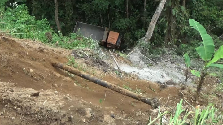 Tak Kuat Menanjak, Truk Bermuatan Material Jatuh ke Jurang