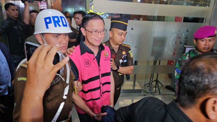 Ditetapkan Tersangka, Tom Lembong Tetap Tersenyum Meski Kenakan Rompi Pink