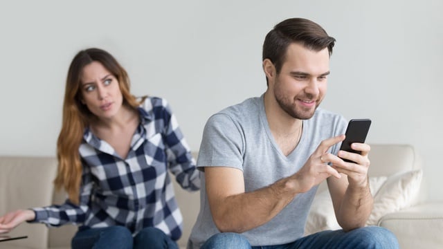 Mengenal 'Micro Cheating' dalam Hubungan dan Cara Mengatasinya