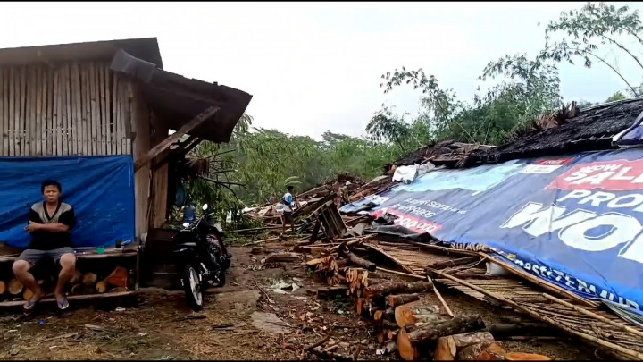 Diamuk Hujan dan Angin Kencang, Atap Rumah dan Kandang Ayam Porak-poranda