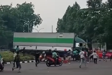 Detik-detik Truk Diamuk Massa di Tugu Adipura Tangerang