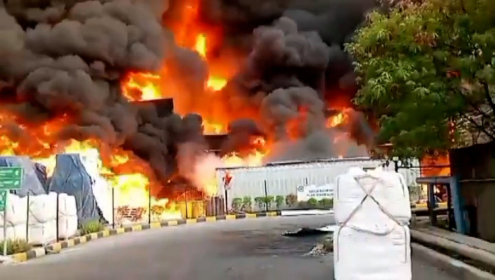 Ada Ledakan! Pabrik Minyak di Kaliabang Bekasi Terbakar Hebat