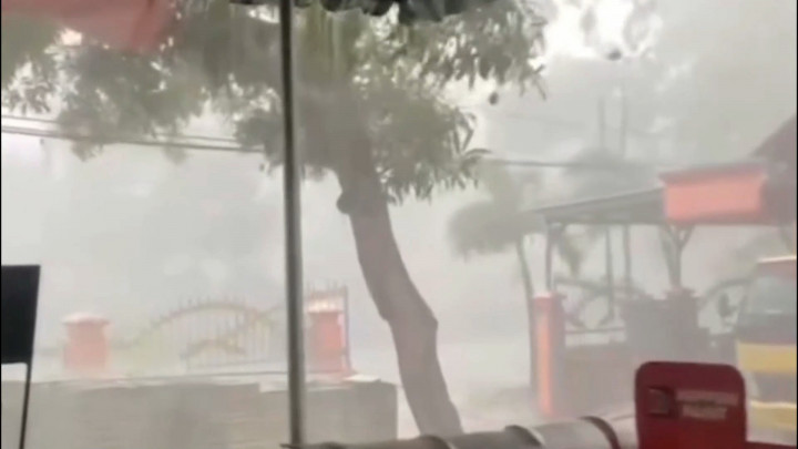 Angin Kencang Landa 3 Desa di Lamongan, Gapura-Rumah Roboh Ditimpa Pohon