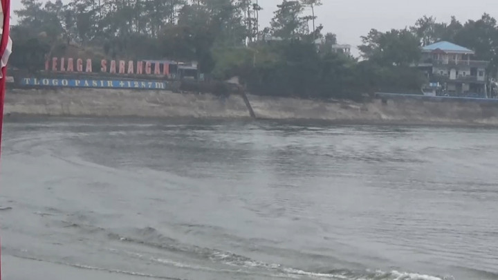 Kabut Tebal Hitam Tutupi Telaga Sarangan, Warga Resah!
