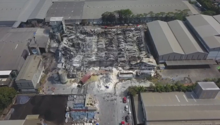 Masih Keluar Asap, Tim Damkar Lakukan Proses Pendinginan di Pabrik Kaliabang