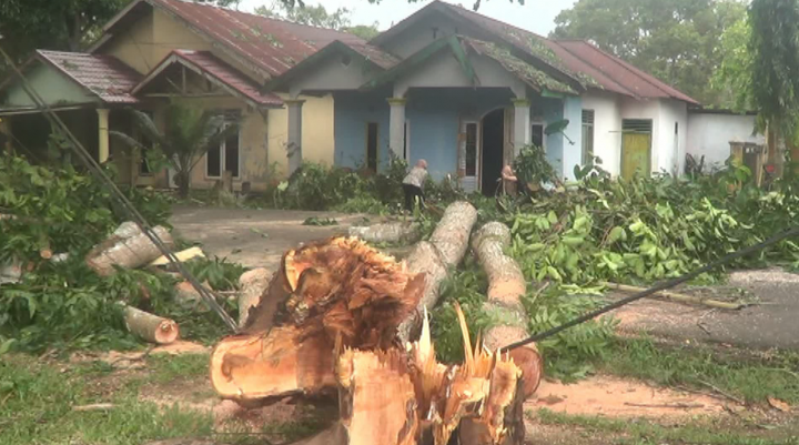 Cuaca Buruk, Angin Kencang Rusak Rumah Warga di Lubuklinggau