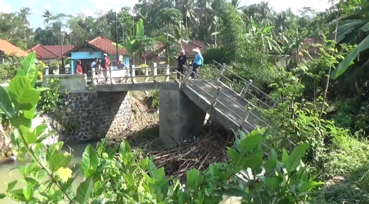 Tidak Mampu Menahan Luapan Air dan Sampah, Jembatan di Kebumen Ambruk