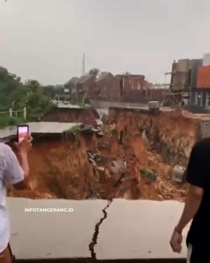 Diguyur Hujan Lebat! Longsor Terjang Rancahaur Tangerang