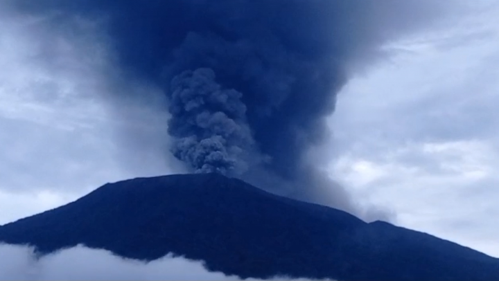 Berstatus Waspada, Gunung Marapi Sumbar Kembali Meletus