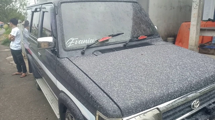 Gunung Marapi Erupsi, Kota Bukittinggi Diguyur Hujan Abu Vulkanik