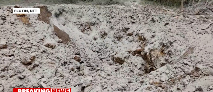 Gunung Lewotobi Laki-laki Erupsi, Sebabkan Lubang Besar Diameter 13 Meter