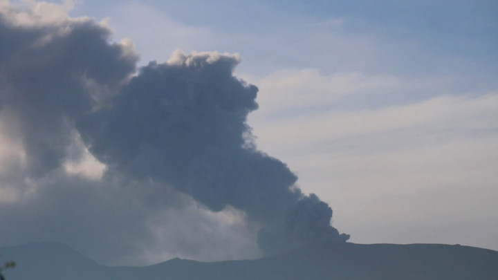 Gunung Marapi Kembali Erupsi, Tinggi Kolom Abu Vulkanik Capai 400 Meter