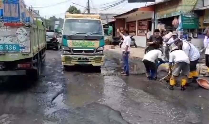 Prihatin Jalan Rusak, Warga Inisiatif Gotong Royong Perbaiki Jalan