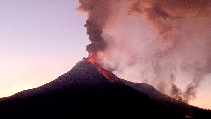 Dampak Erupsi Gunung Lewotobi, Pengungsi Kesulitan Air Bersih