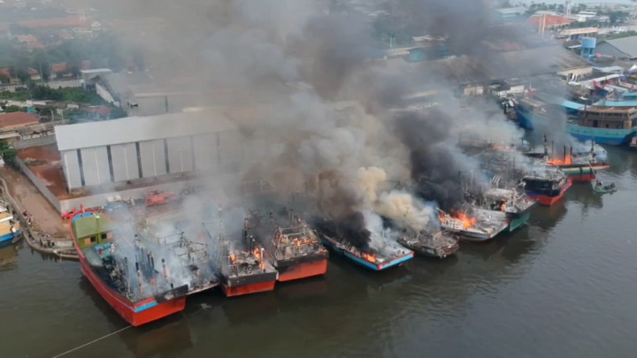 Belasan Kapal di Pelabuhan Panjang Wetan Pekalongan Ludes Terbakar