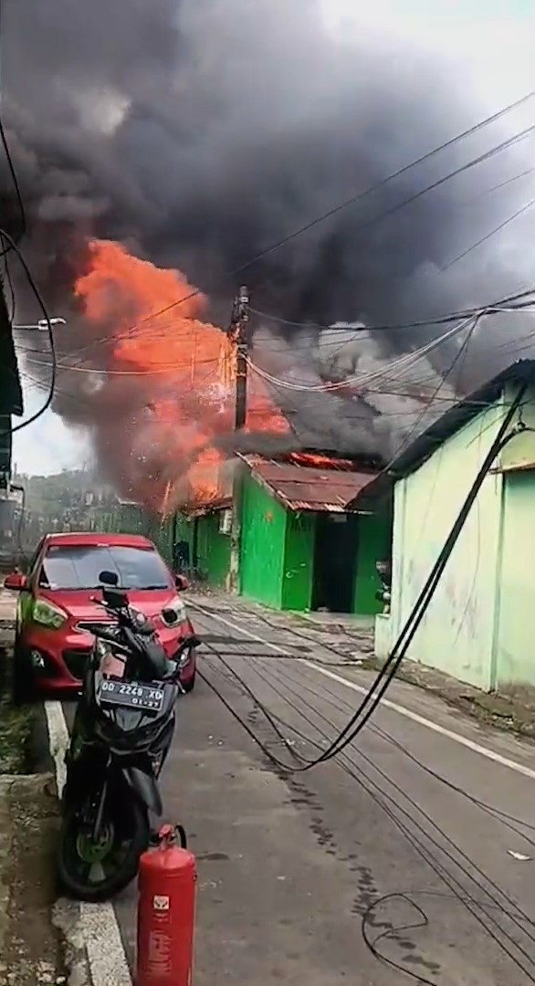Kebakaran Hebat Landa Asrama TNI di Makassar, 10 Bangunan Ludes Dilalap Si Jago Merah