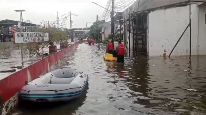 Tanggul Jebol Sebabkan Ratusan Rumah di Tangsel Terendam Banjir