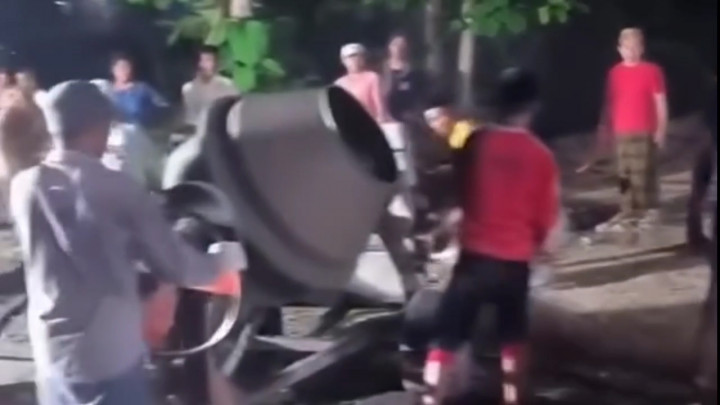 Tanpa Dana Desa, Warga Sampang Perbaiki Jalan dari Saweran TikTok