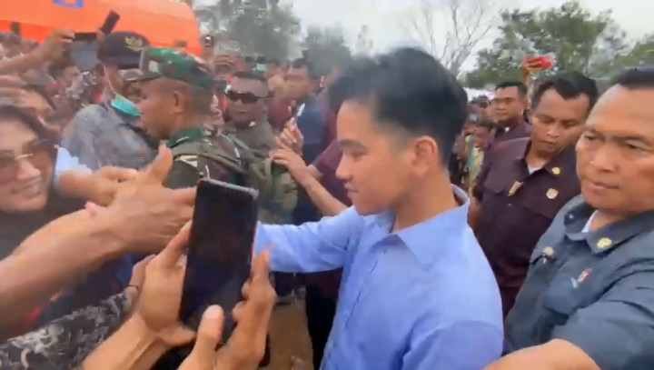 Wapres Gibran Tiba di Flores Timur, Bagikan Susu untuk Pengungsi Lewotobi