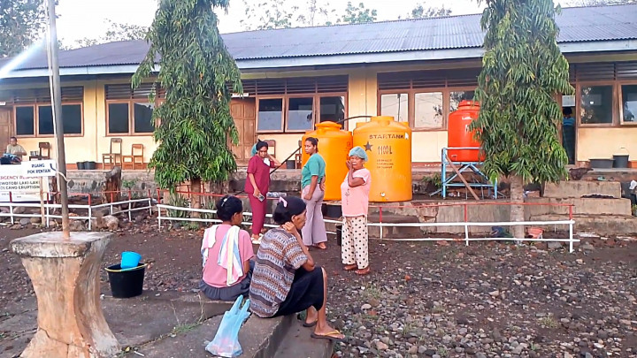Pasca Erupsi Gunung Lewotobi Laki-laki, Ibu-ibu Antre Demi Dapatkan Air untuk Mandi