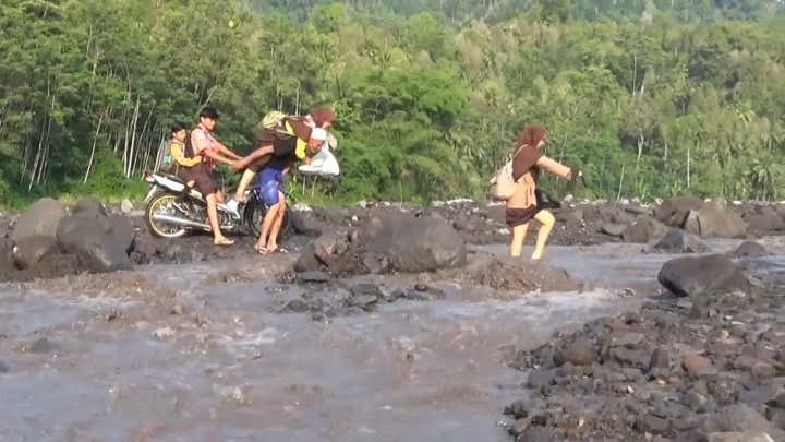 Banjir Lahar Semeru Melanda, Aktivitas Warga Terganggu!