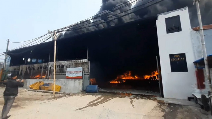 Kebakaran Hebat Hanguskan Gudang Wallpaper, 26 Unit Pemadam Dikerahkan