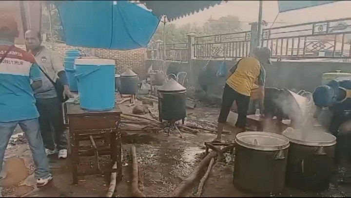 Banjir Rendam Dapur Pengungsi Gunung Lewotobi, Penyaluran Makanan Terhambat