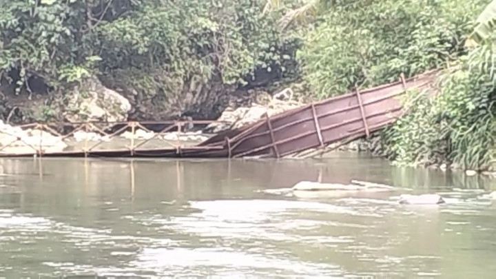 Jembatan Gantung di Lebak Ambruk Dimakan Usia, Warga Terjang Arus Sungai