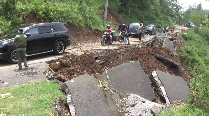 Tergerus Longsor, Jalan Penghubung Tiga Kabupaten di Jateng Amblas