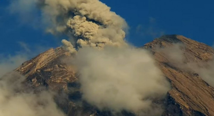 Wapada! Gunung Semeru Kembali Alami Letusan Setinggi 700 Meter