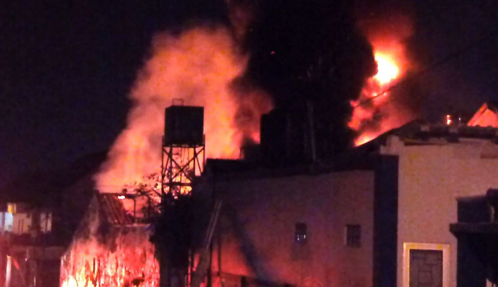 Kebakaran Hebat Hanguskan Gudang Elektronik di Magelang