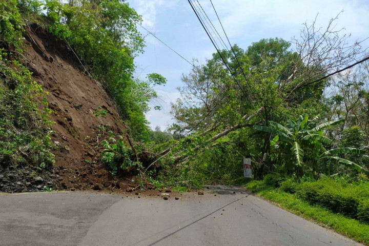 Tebing Longsor, Akses Jalan Nasional Yogyakarta-Jateng Terganggu