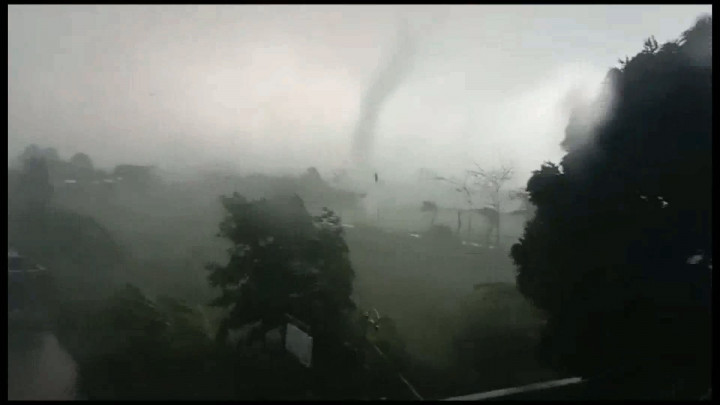 Mencekam! Detik-detik Terjangan Angin Lesus di Klaten