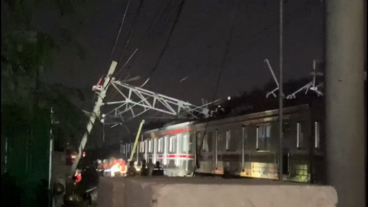 Sempat Terganggu Akibat Tiang Roboh, KRL Lintas Bekasi Kembali Beroperasi