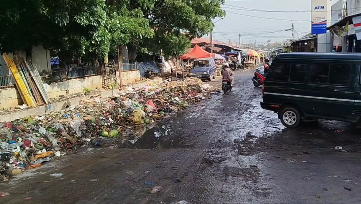 Pasca Banjir, Tumpukan Sampah di Pasar Memakan Badan Jalan