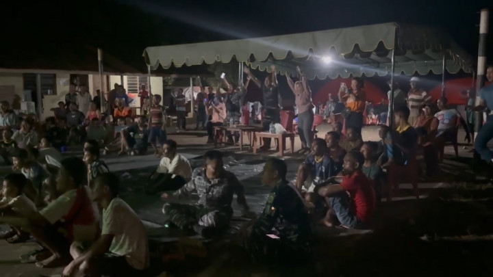 Nobar Timnas Indonesia vs Arab Saudi, Hibur Pengungsi Erupsi Gunung Lewotobi