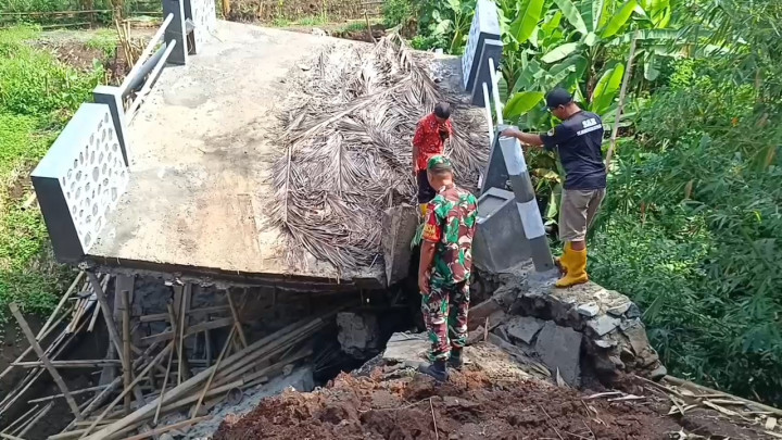 Intensitas Hujan Tinggi,  Jembatan di Blitar Ambrol!