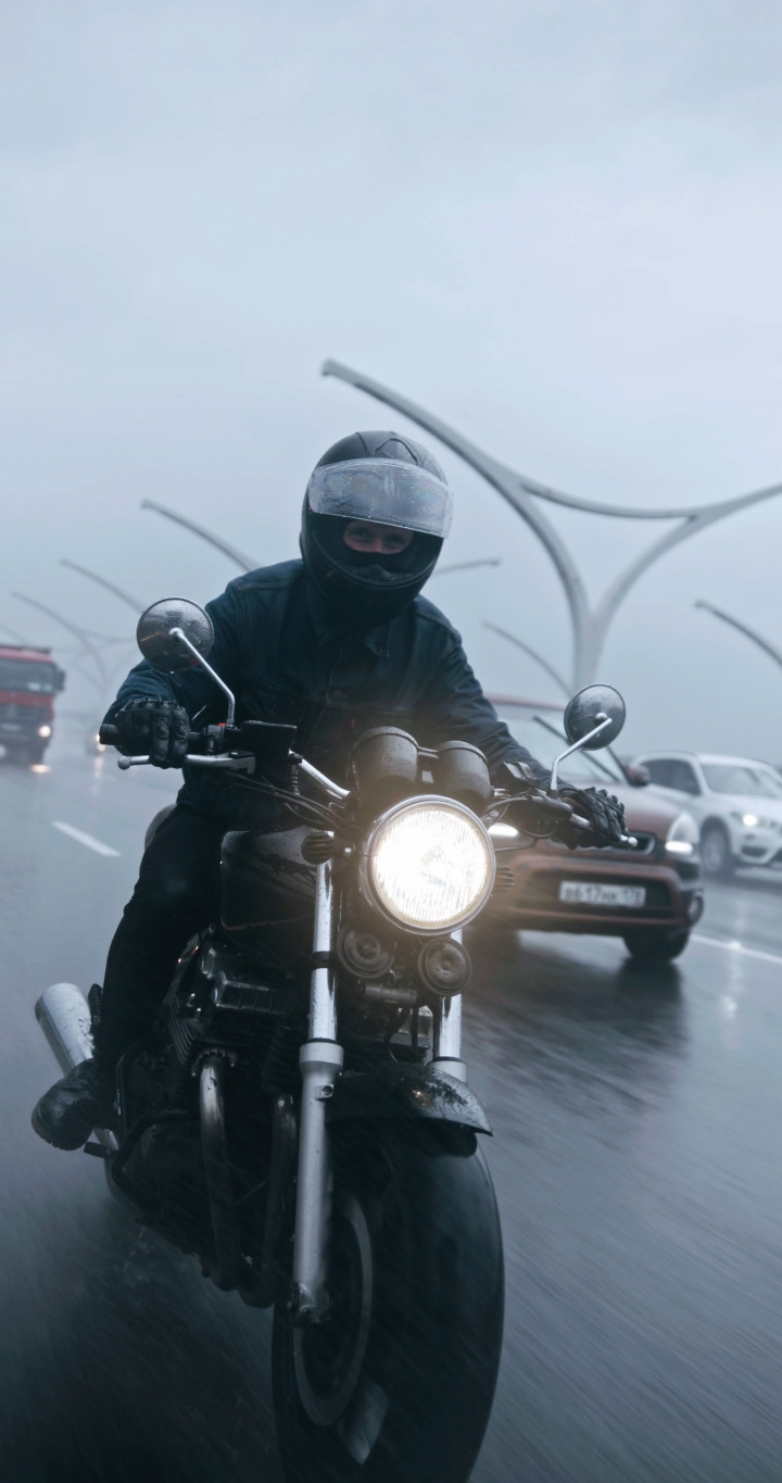 5 Tips Berkendara Motor Aman Saat Musim Hujan Ala Guru Otomotif