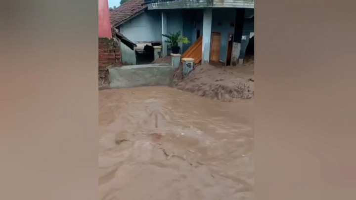 Tanggul Sungai Cisunggalah Jebol, Tiga Rumah Warga Rusak Berat